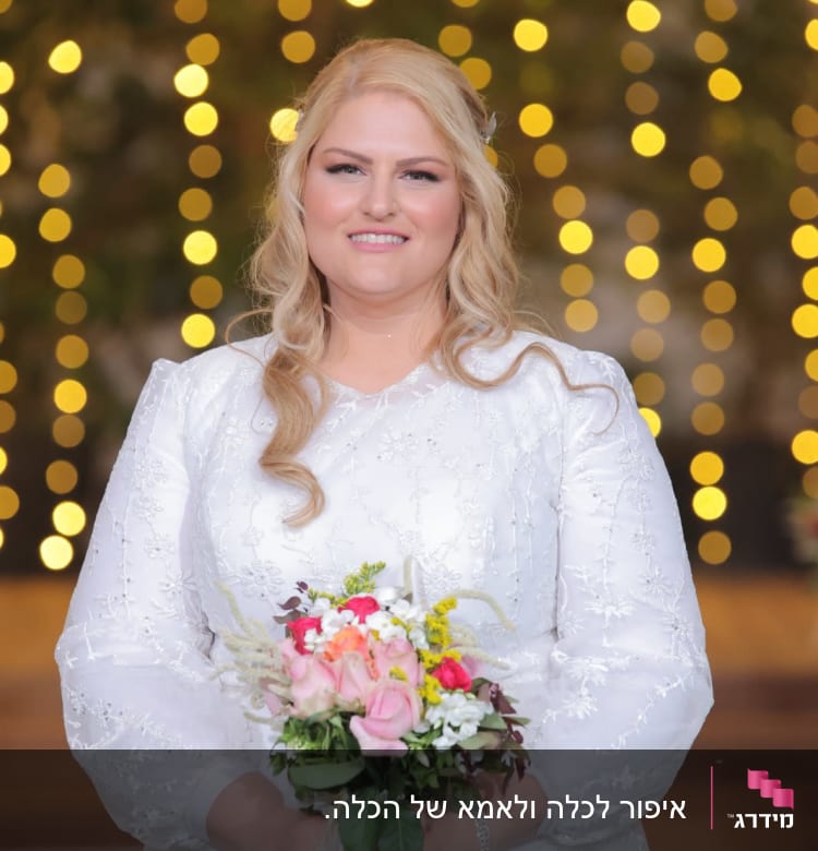 אישה עם שיער בלונדיני גלי ואיפור עדין